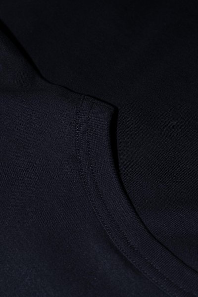 Zoom bild av The interlock tee